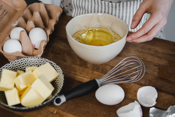 æg bliver slået ud i en skål